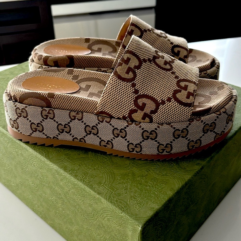 ☀️SOLD☀️Authentic GUCCI Slides Sandals